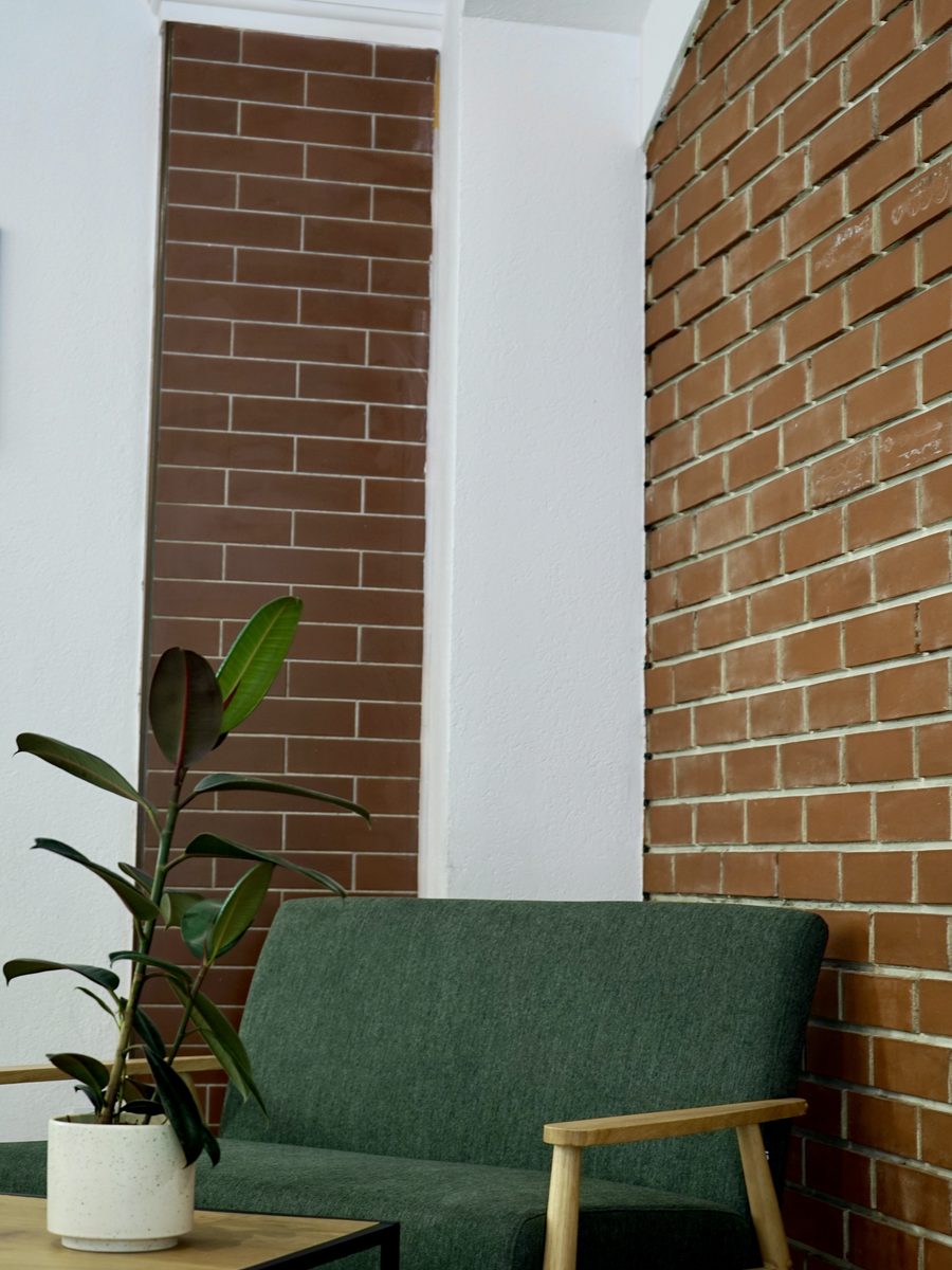 Kącik z sofą i rośliną w Oddech Patio