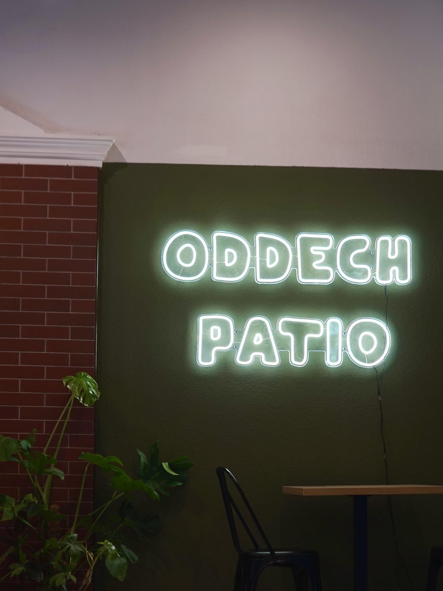 Neon Oddech Patio na zielonej ścianie